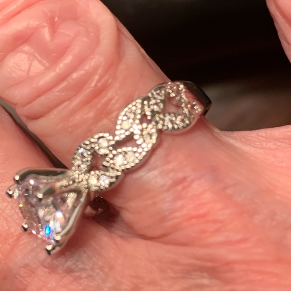 1.5 carat .925  silver ring. Sz 7 - Picture 6 of 10